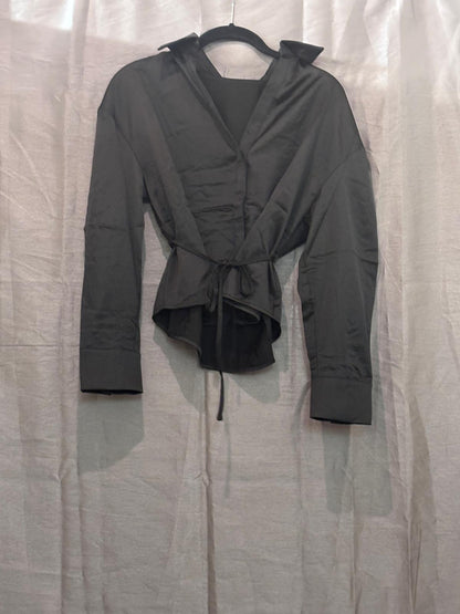 Chemise satinée cache-cœur à ceinture nouée