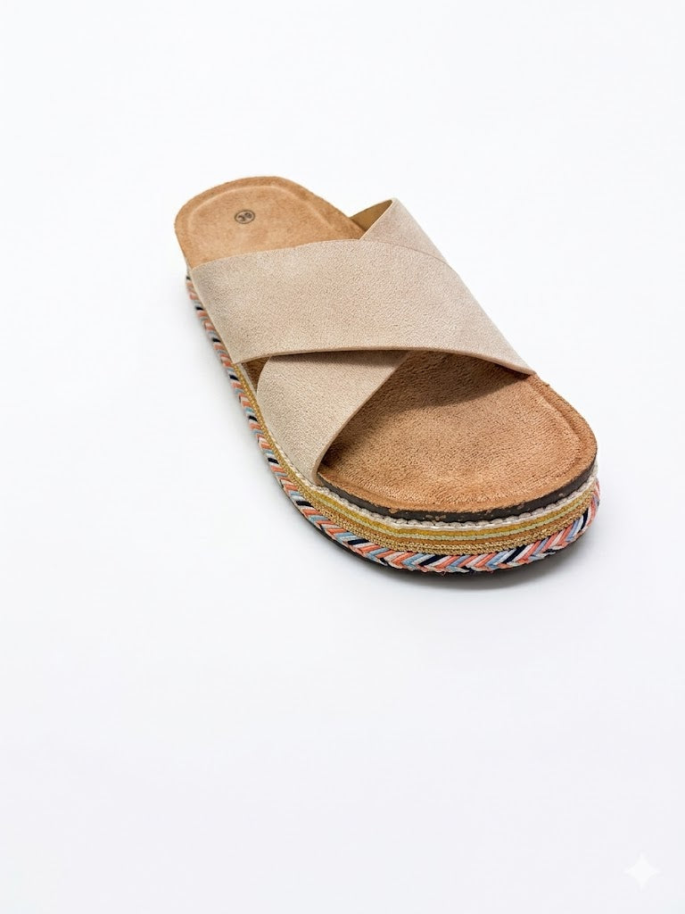 Mule Plate Beige à Brides Croisées sur Semelle Espadrille Multicolore Tressée