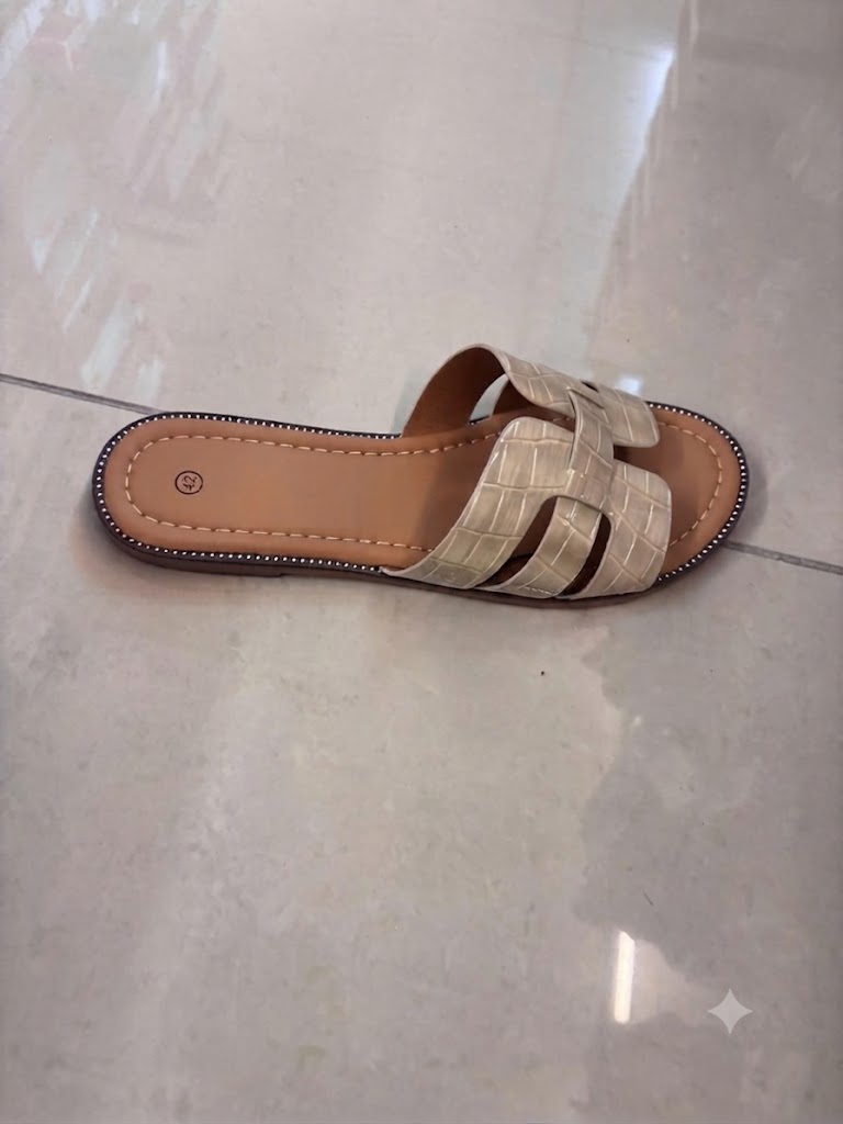 Claquette plate façon croco, semelle cloutée
