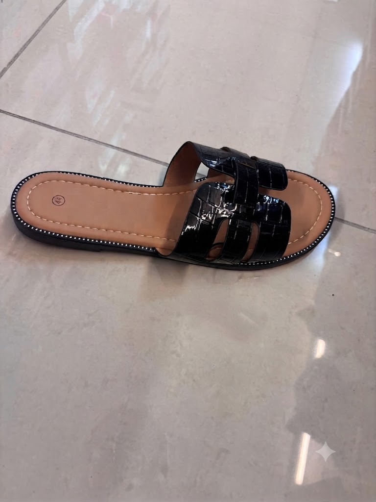 Claquette plate façon croco, semelle cloutée
