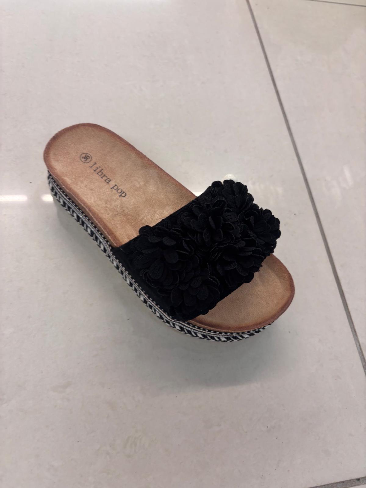 Claquette compensée noire à fleurs, semelle tressée