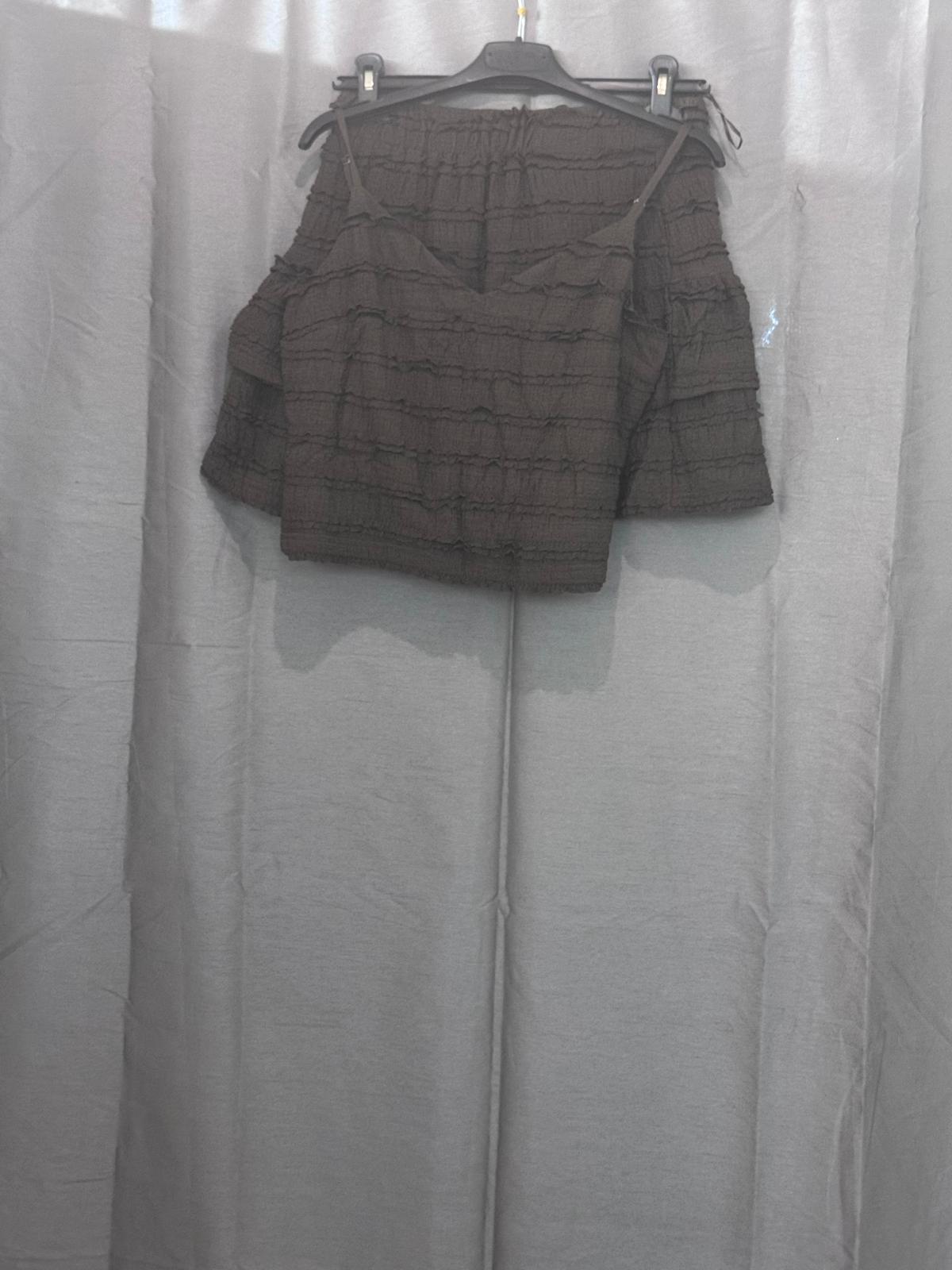 Ensemble effet froissé – débardeur et jupe short intégrée à volants