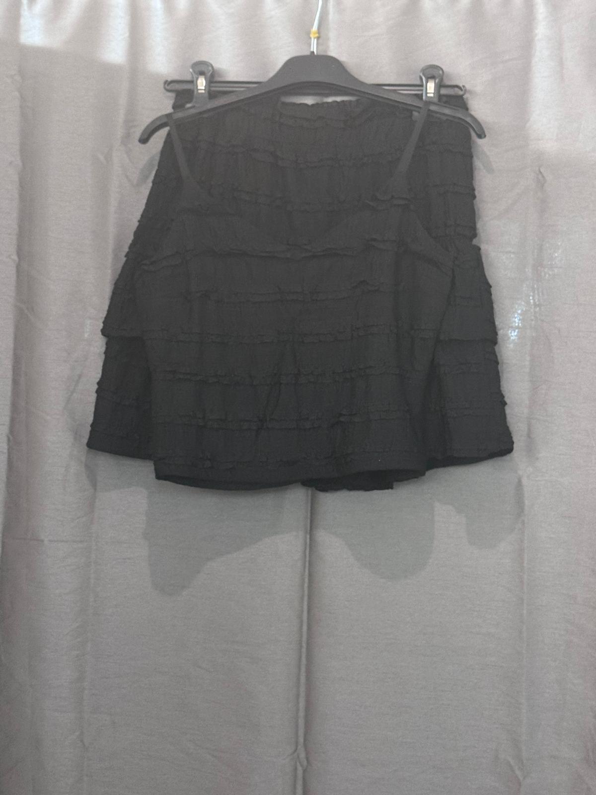 Ensemble effet froissé – débardeur et jupe short intégrée à volants
