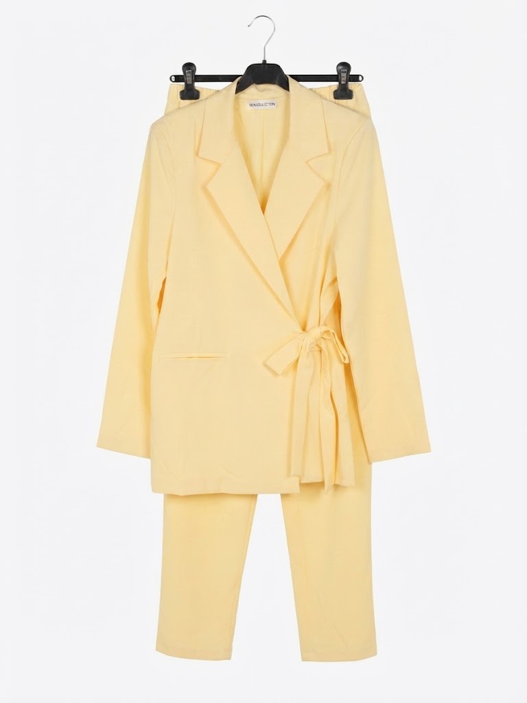 Ensemble tailleur – blazer croisé à ceinture et pantalon large