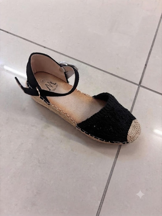 Espadrille fermée noire, bride cheville et bout crocheté