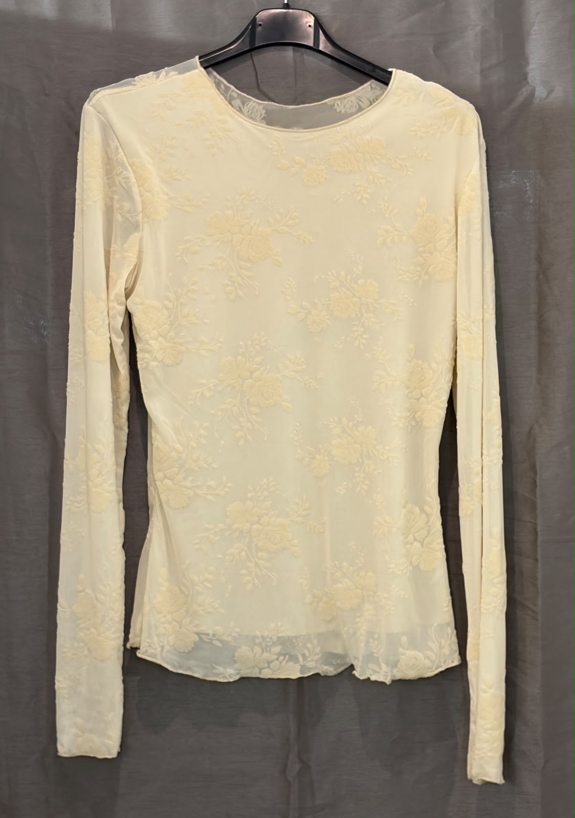 Haut fleuri en voile transparent manches longues