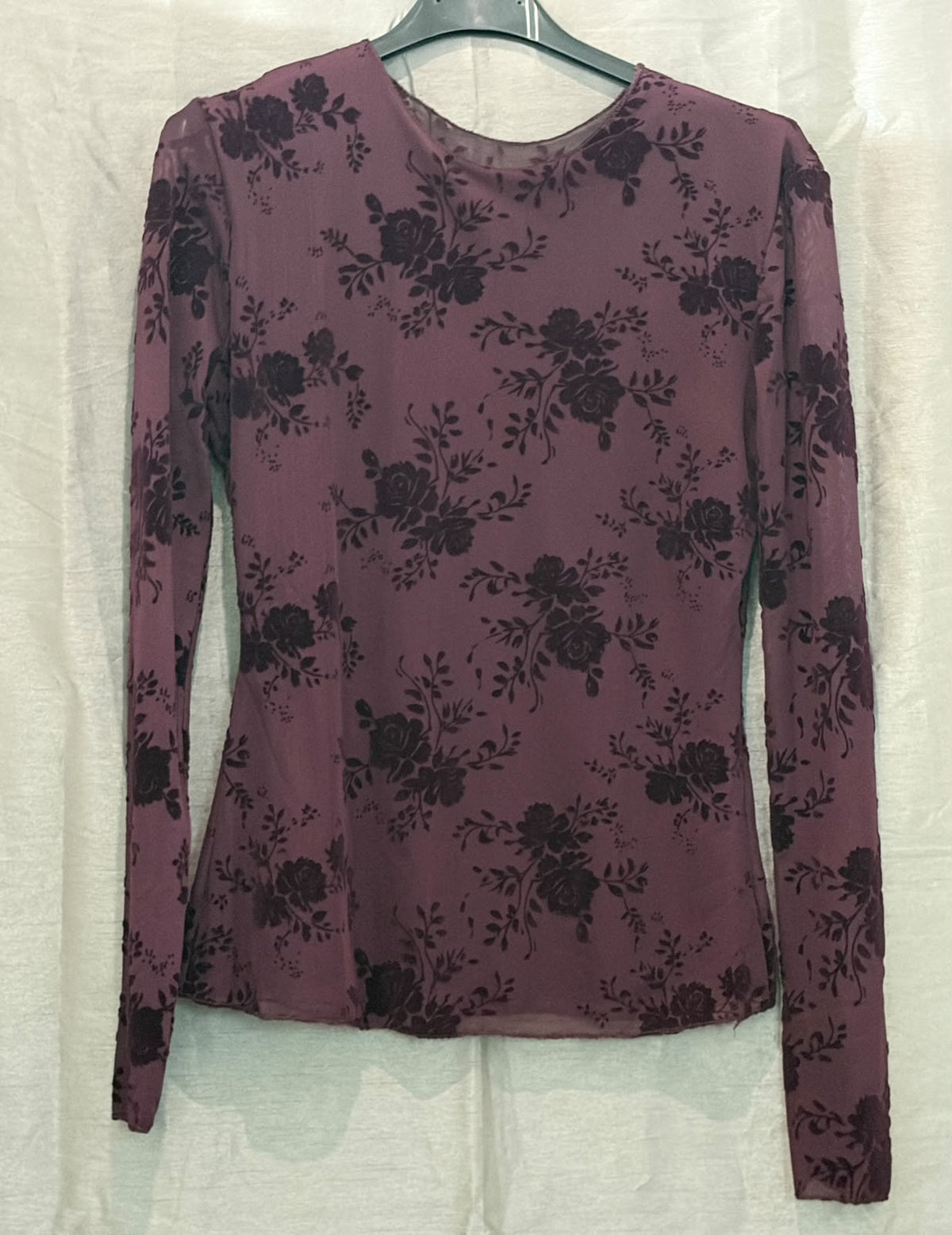 Haut fleuri en voile transparent manches longues