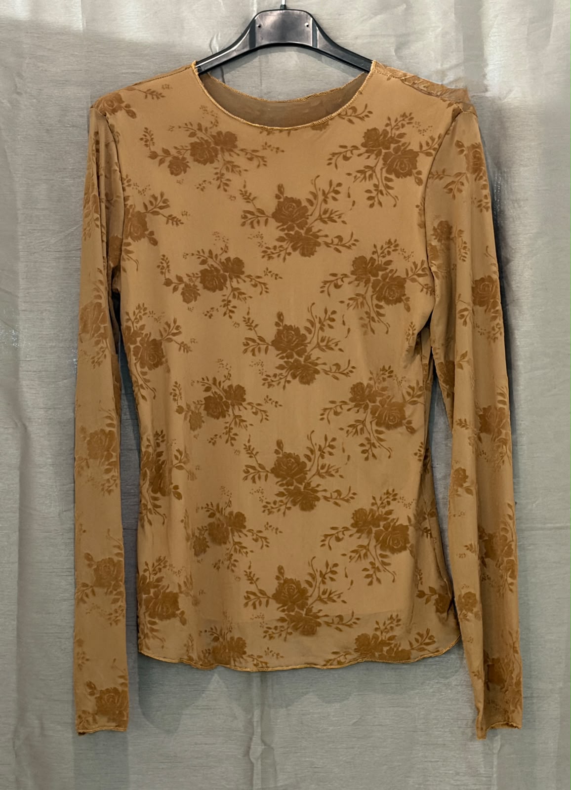 Haut fleuri en voile transparent manches longues