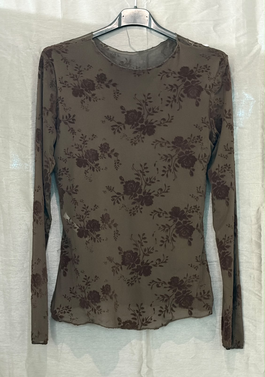 Haut fleuri en voile transparent manches longues
