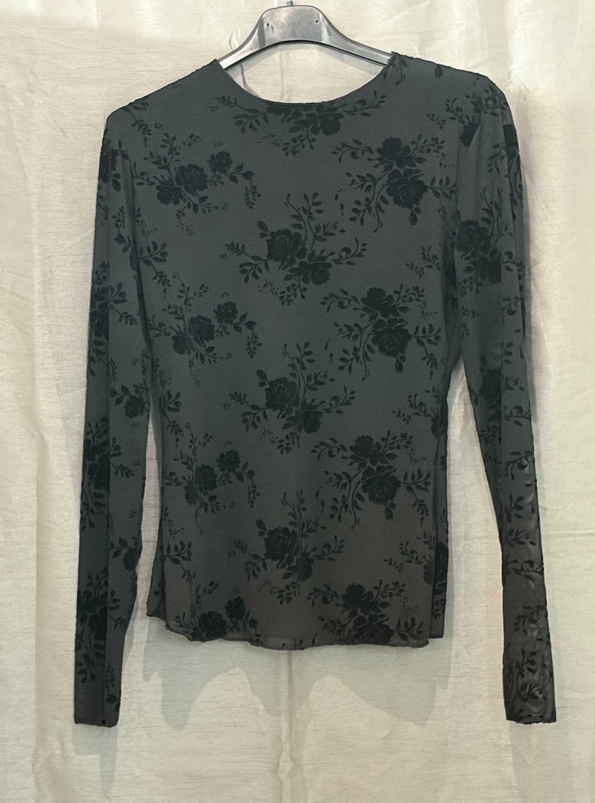Haut fleuri en voile transparent manches longues