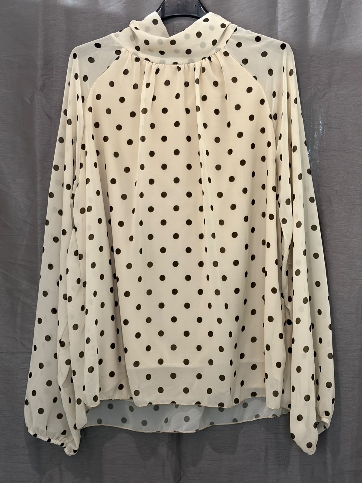 Blouse à pois et col lavallière
