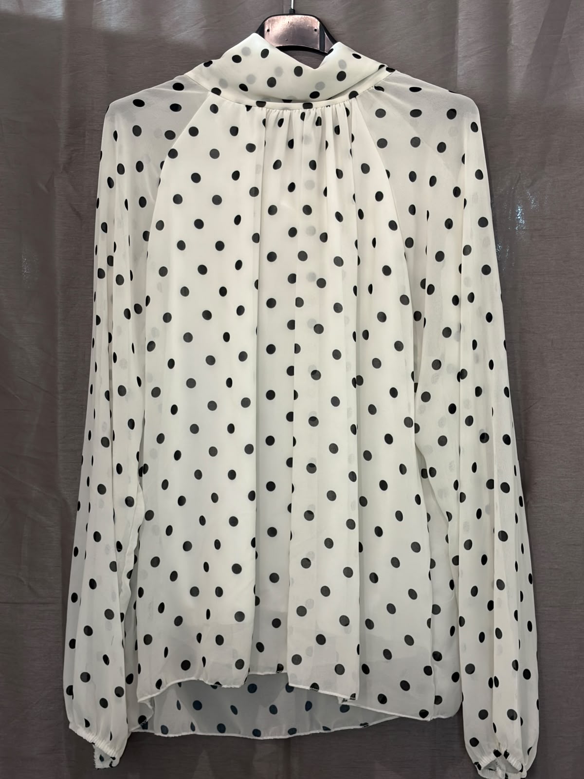 Blouse à pois et col lavallière