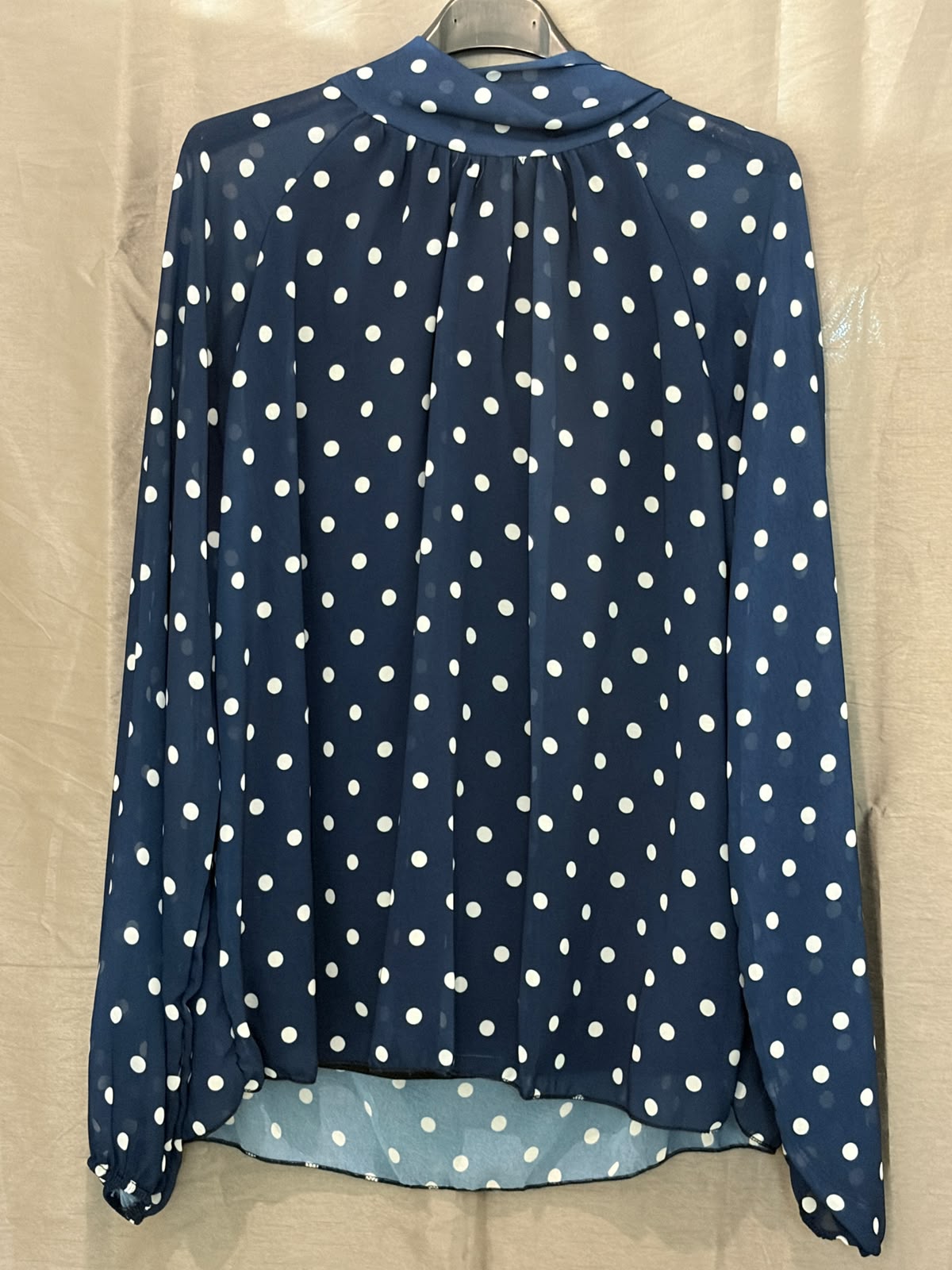 Blouse à pois et col lavallière