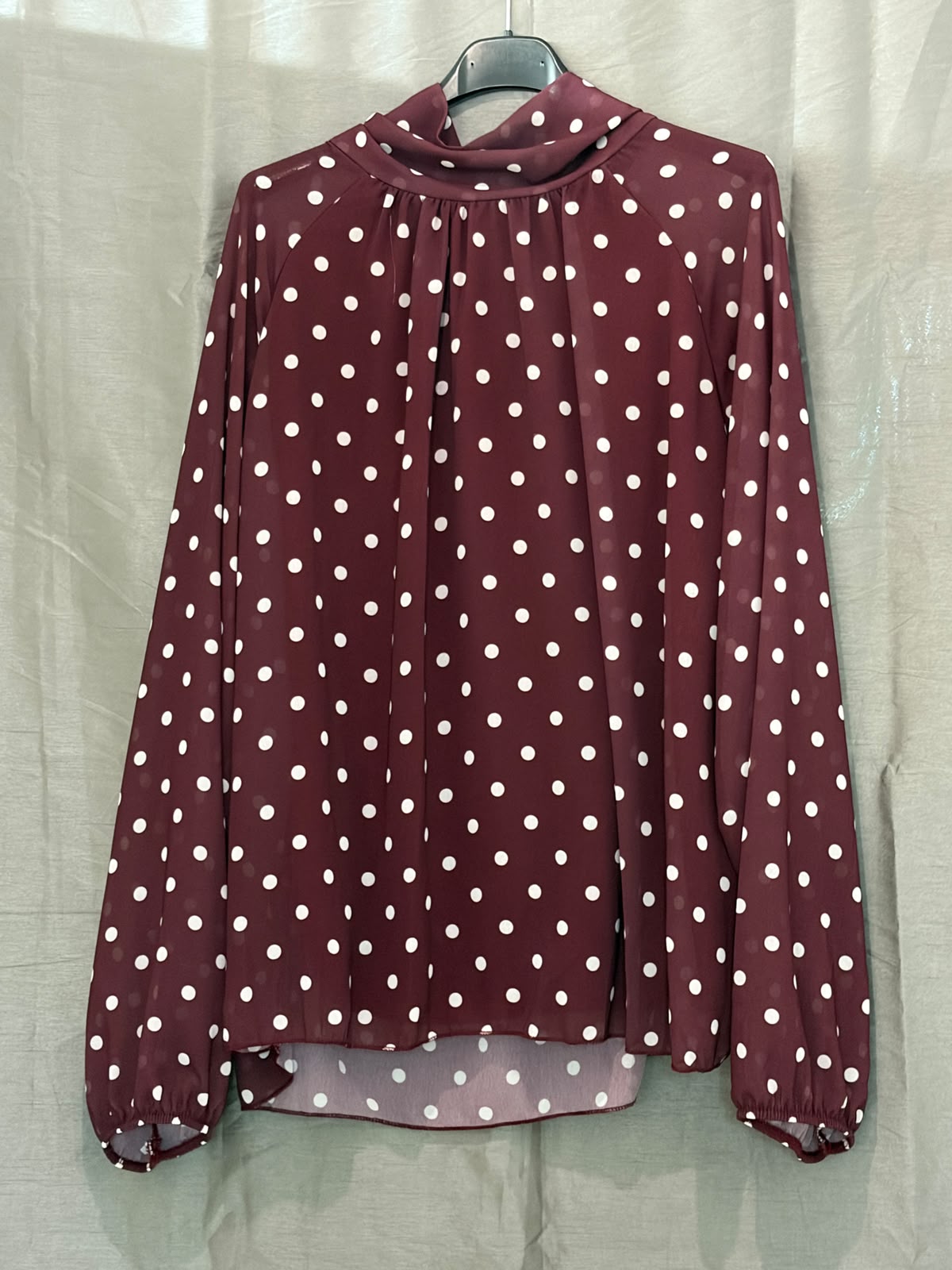 Blouse à pois et col lavallière