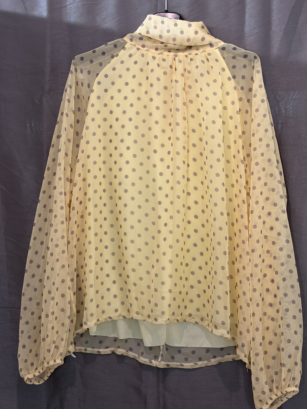 Blouse à pois et col lavallière