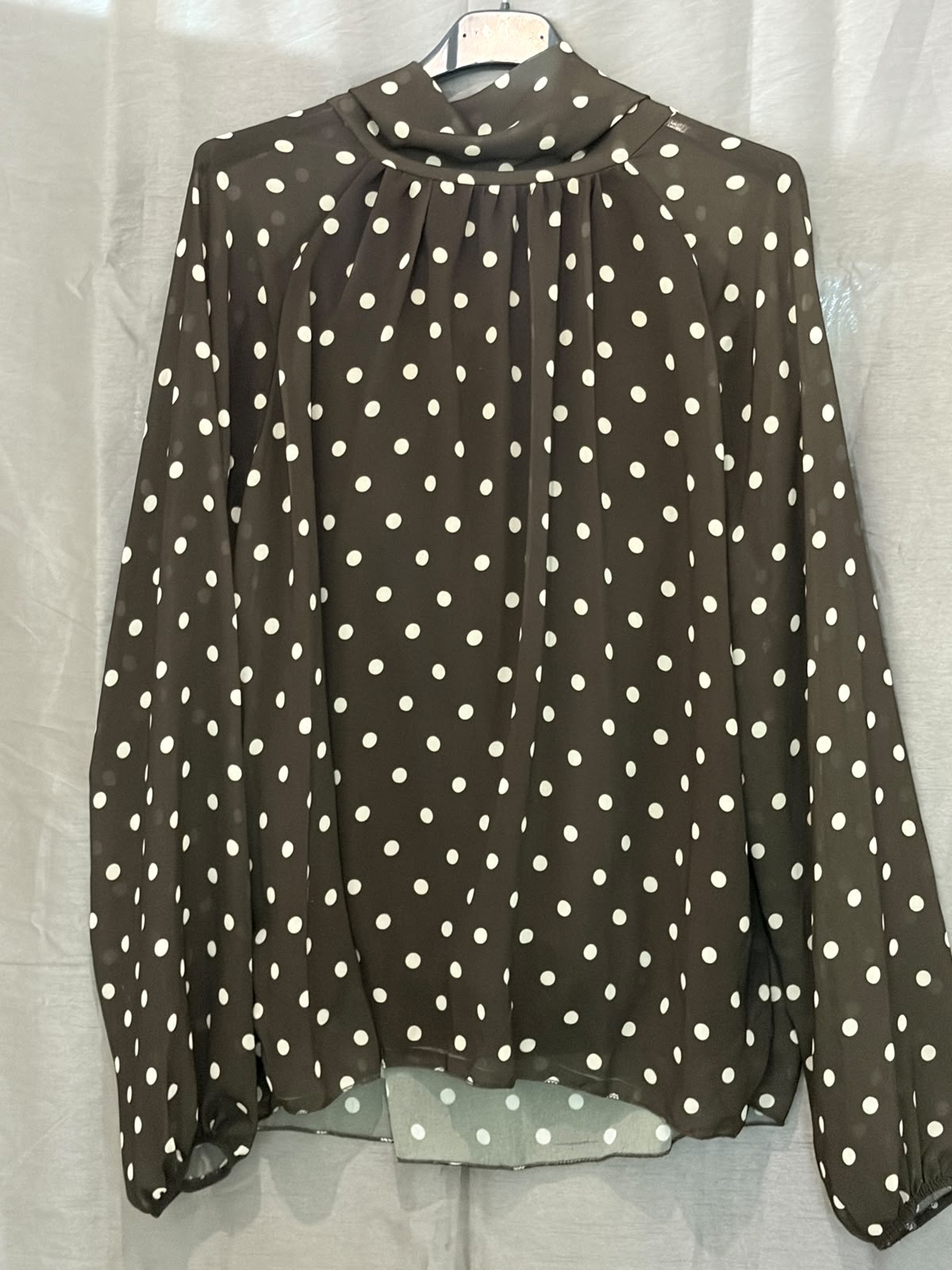 Blouse à pois et col lavallière