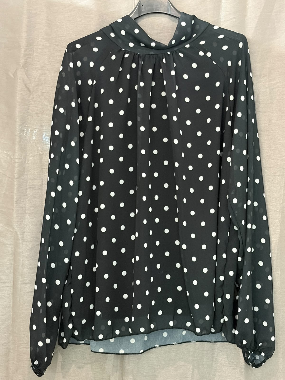 Blouse à pois et col lavallière