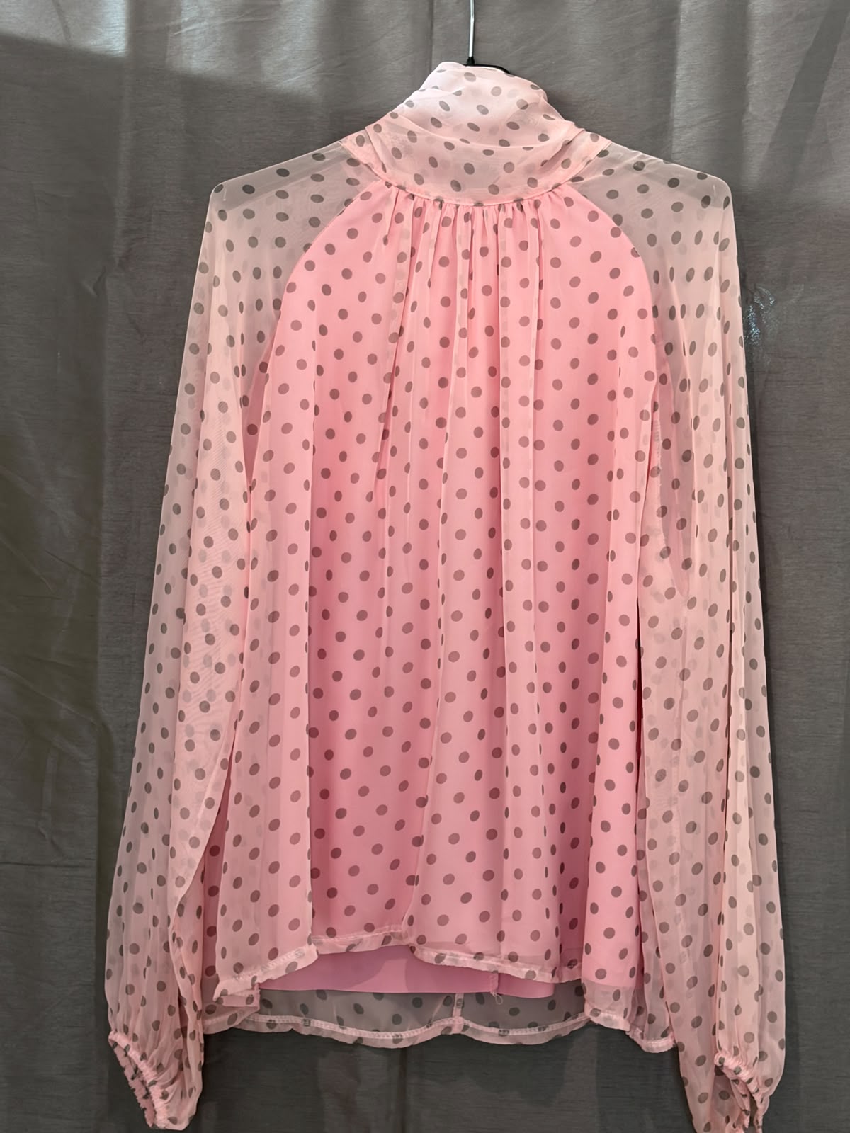 Blouse à pois et col lavallière