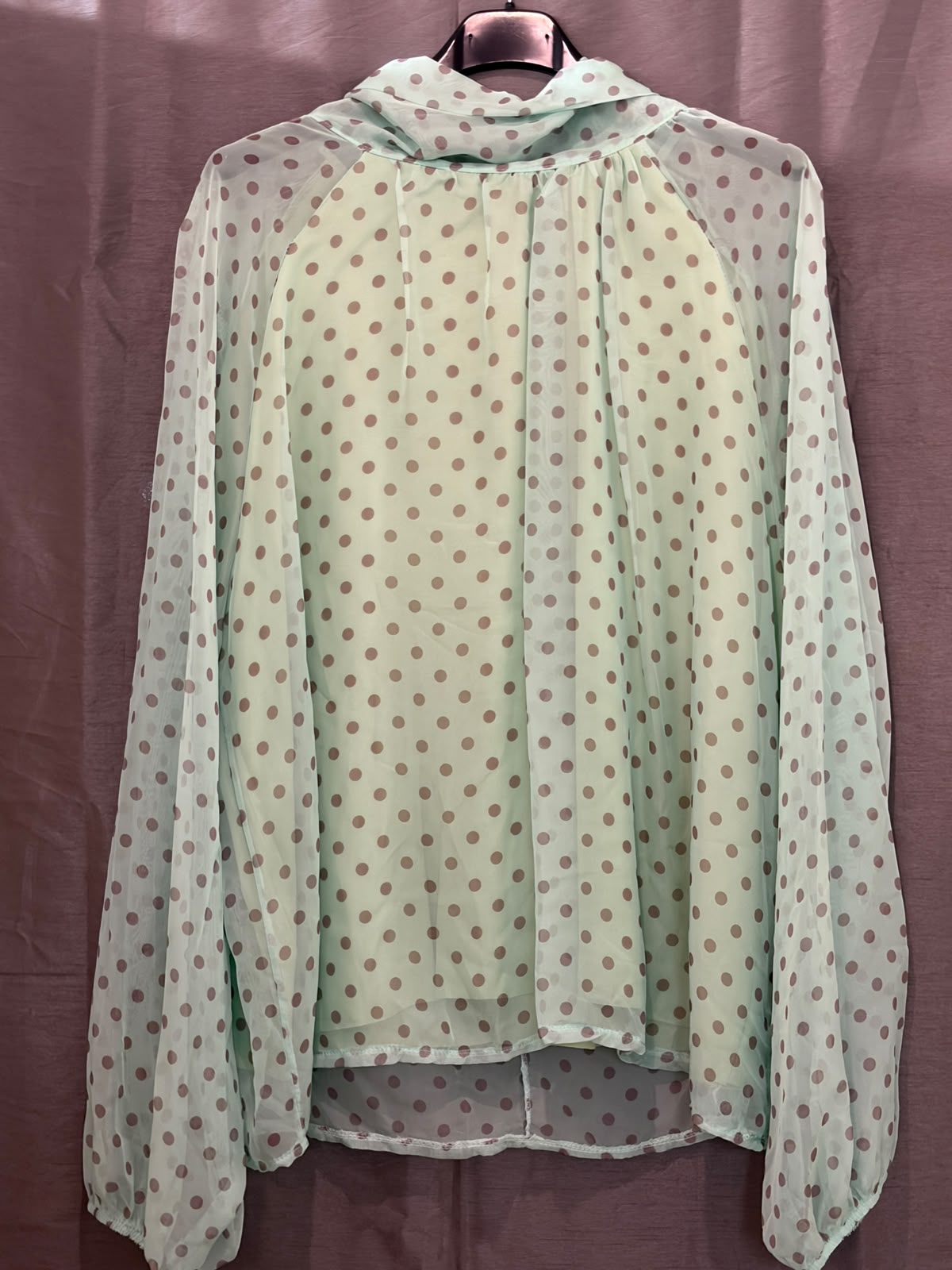 Blouse à pois et col lavallière