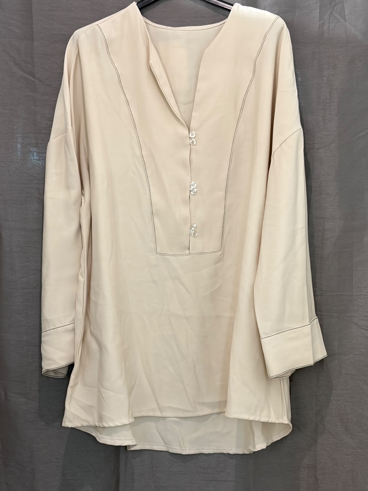 Tunique bordeaux col V surpiqué à plastron boutonné