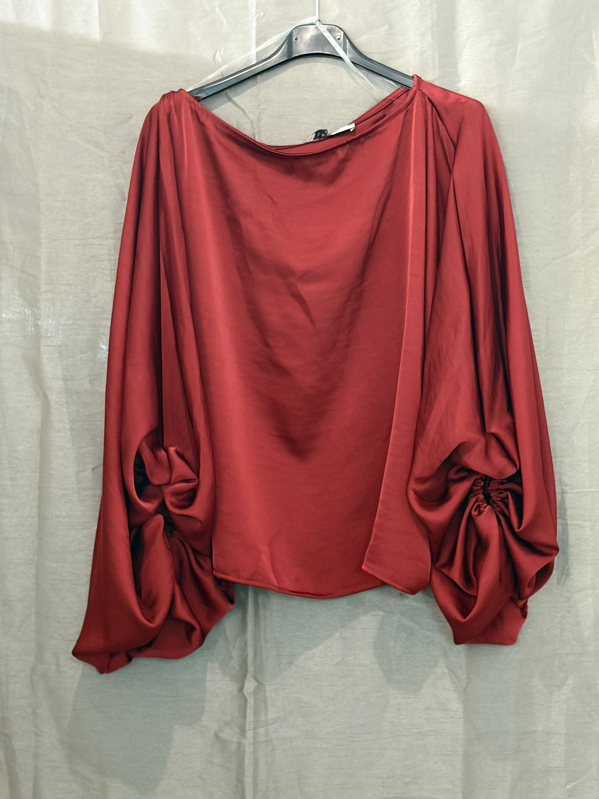 Blouse satinée manches amples à poignets froncés