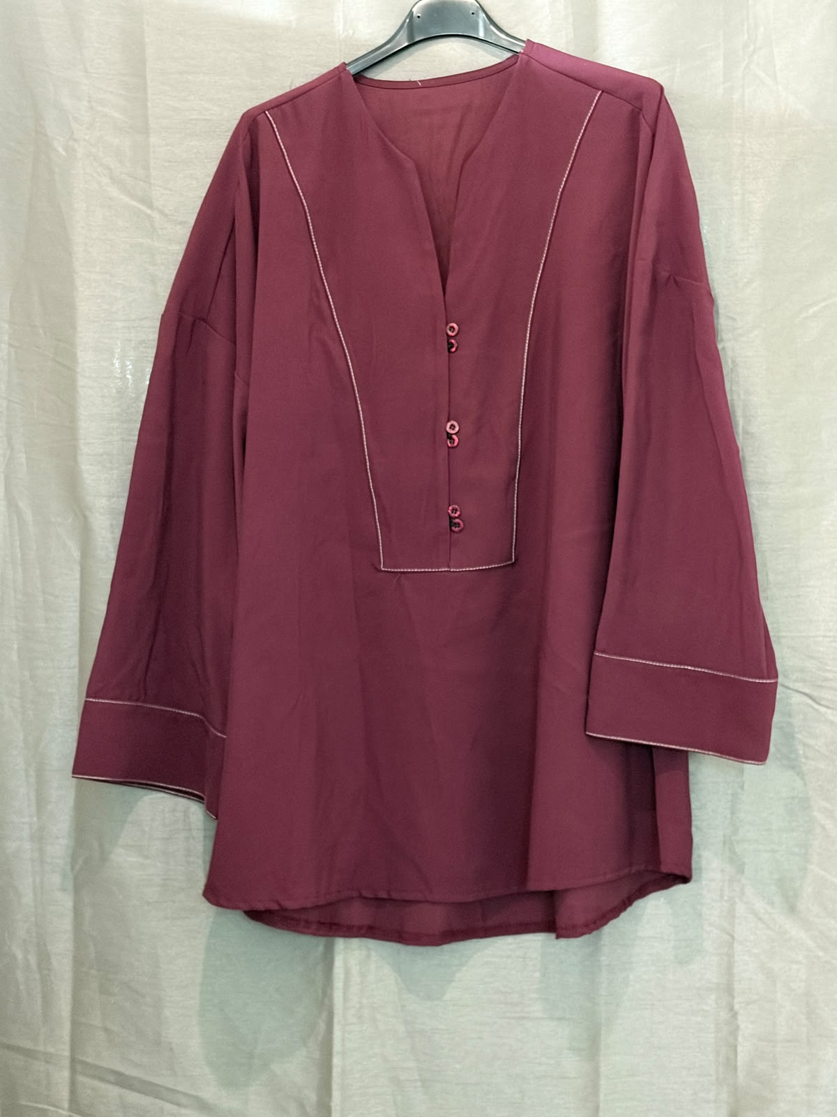Tunique bordeaux col V surpiqué à plastron boutonné