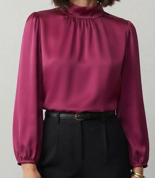 Blouse satinée col rond froncé