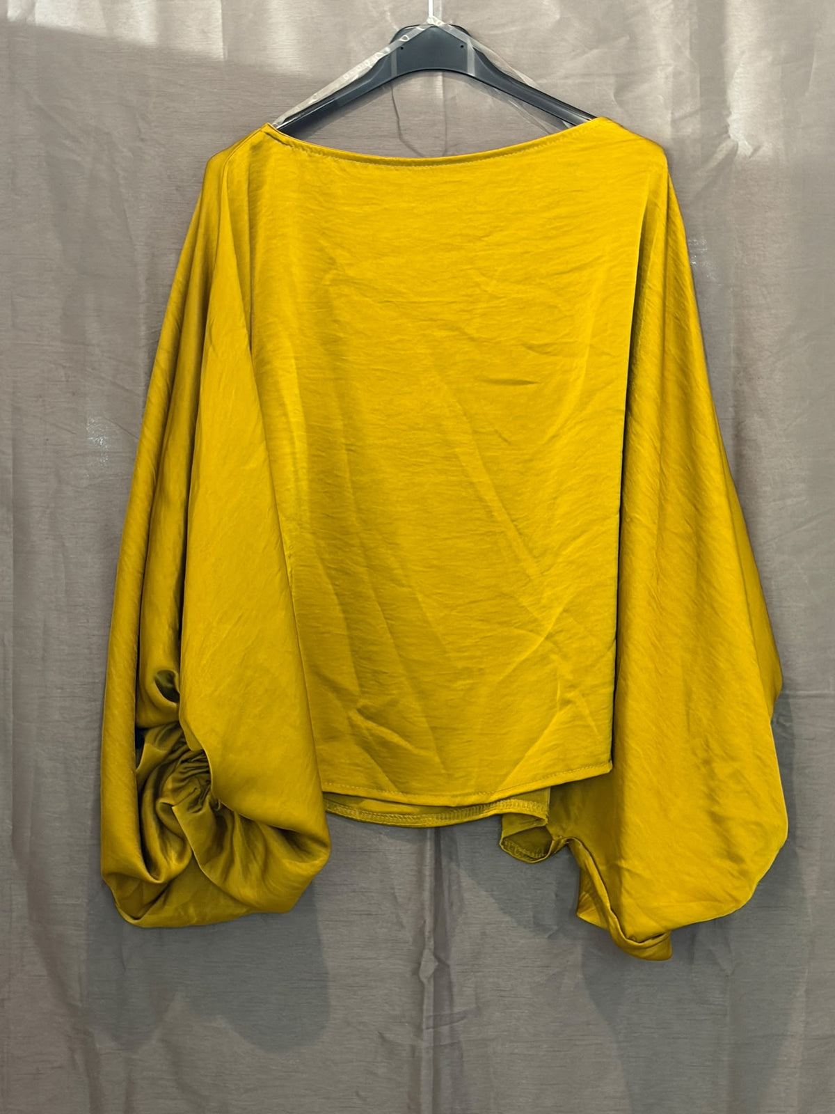 Blouse satinée manches amples à poignets froncés