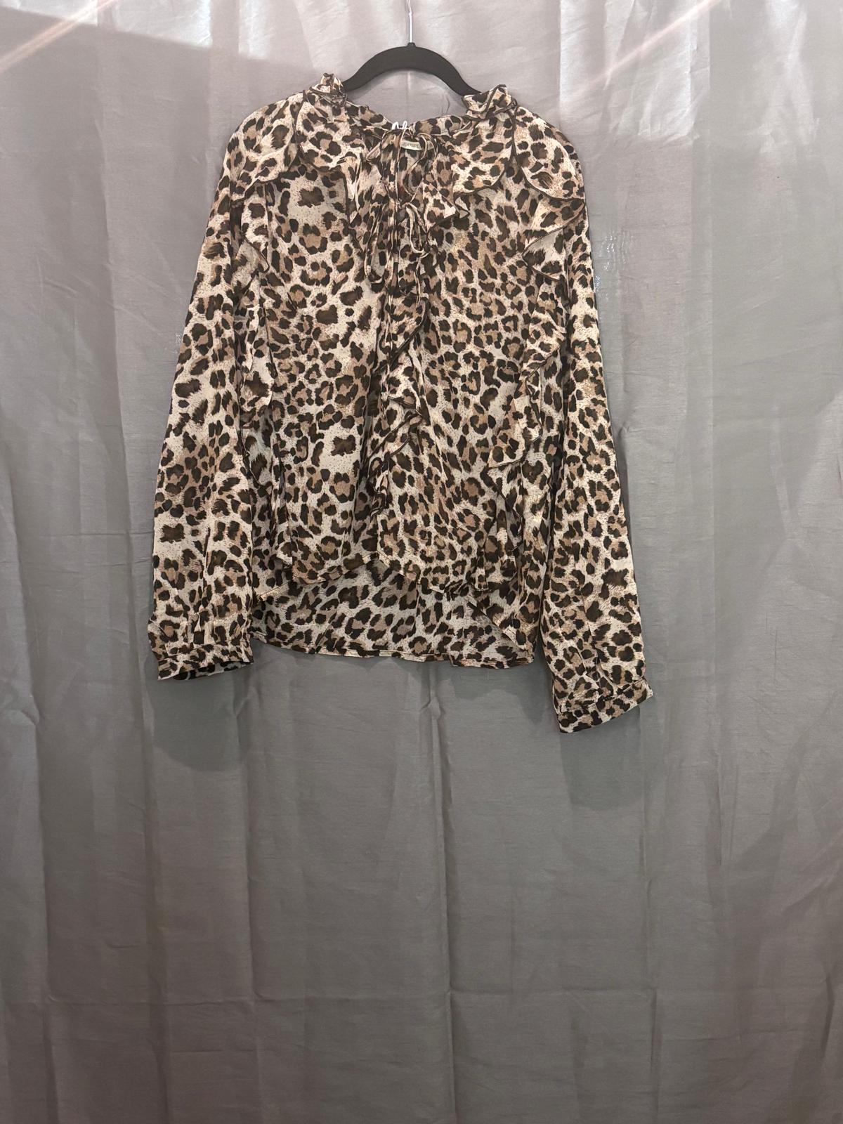 Blouse léopard à volants et col lavallière