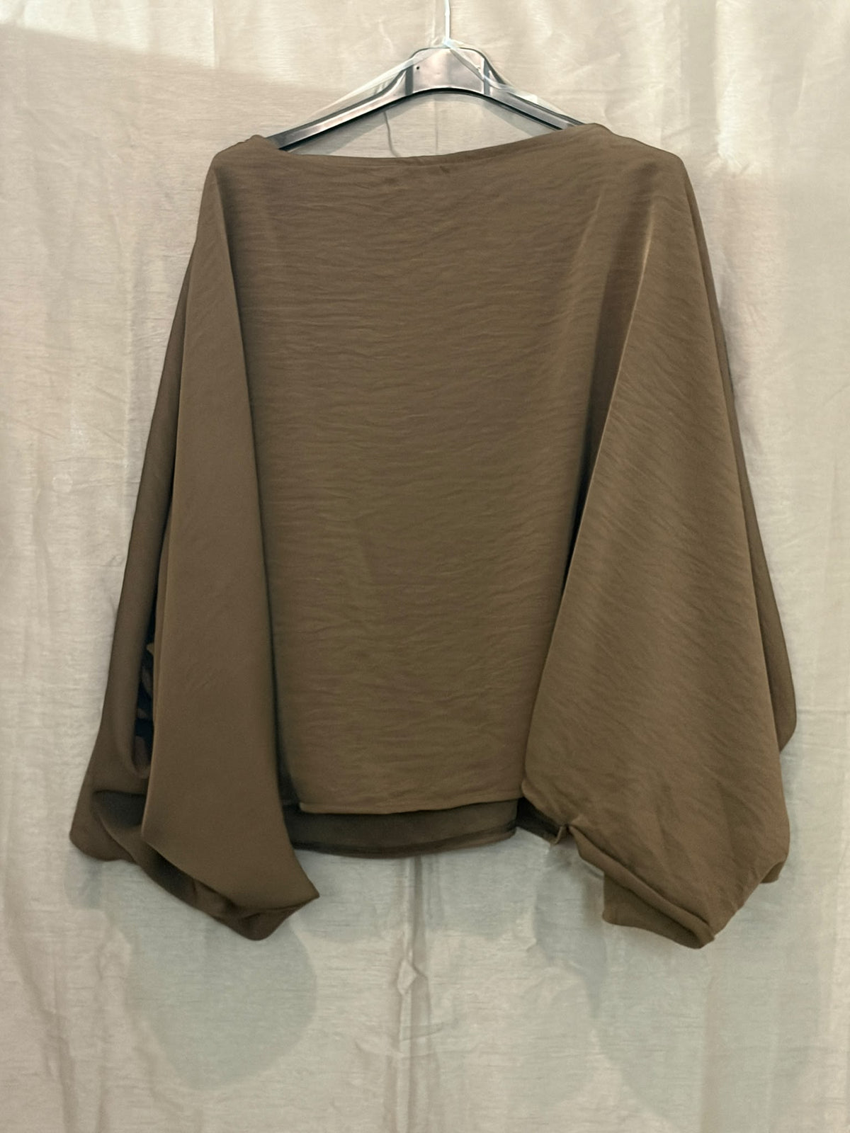 Blouse satinée manches amples à poignets froncés
