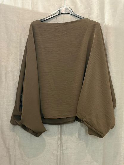 Blouse satinée manches amples à poignets froncés