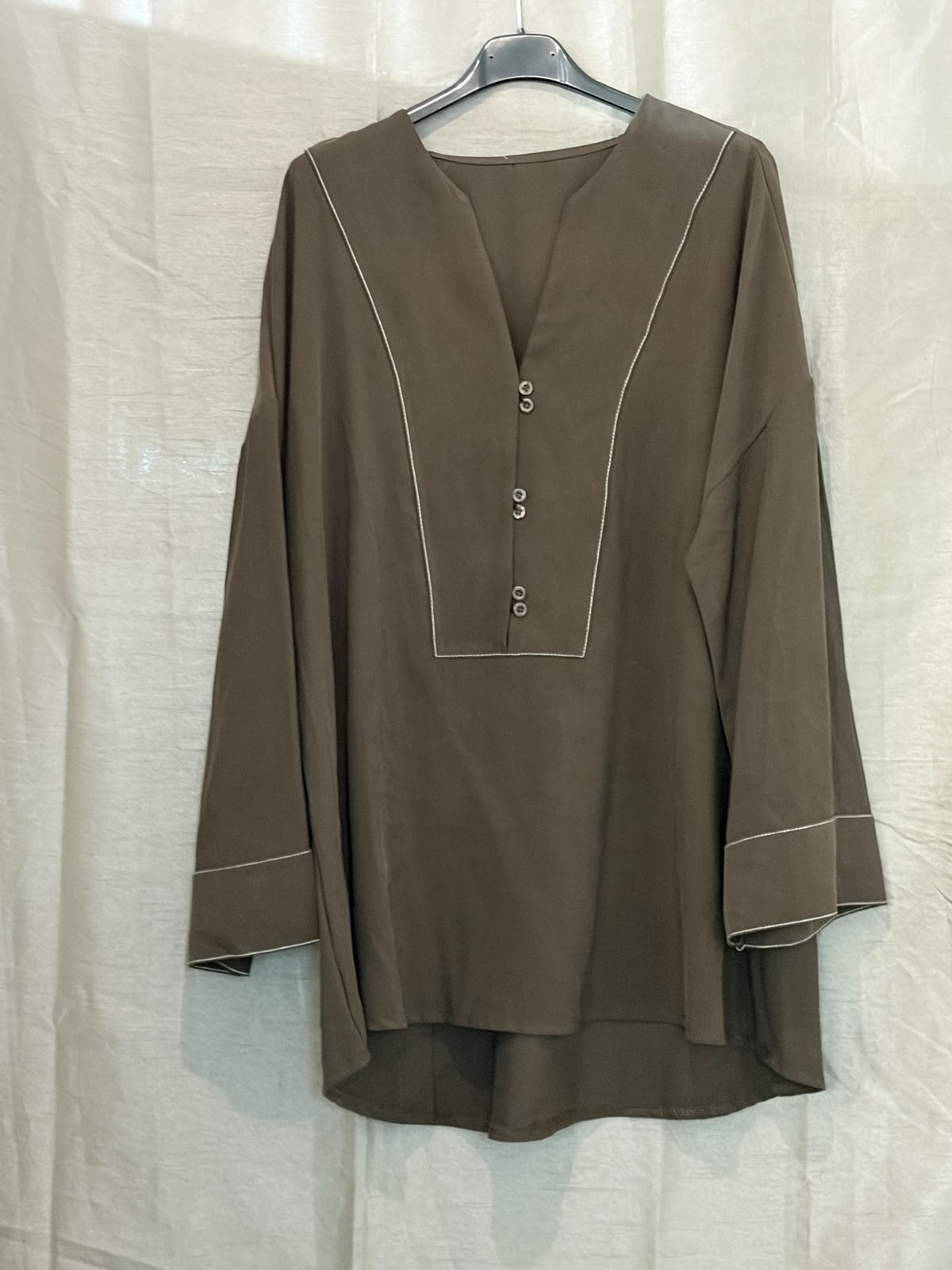 Tunique bordeaux col V surpiqué à plastron boutonné