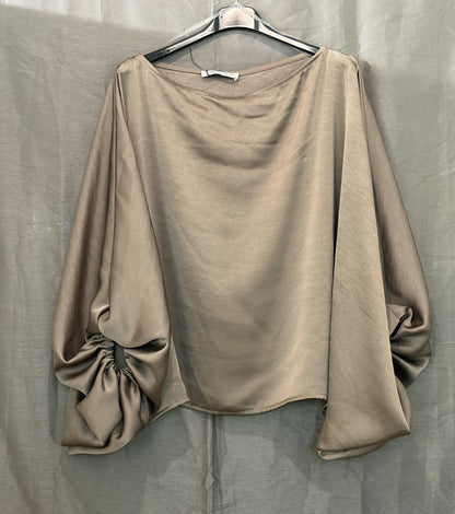 Blouse satinée manches amples à poignets froncés