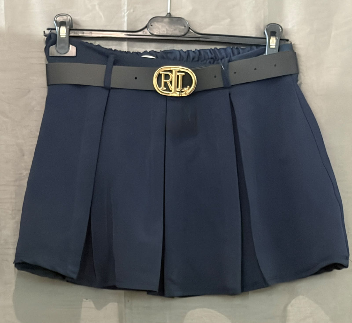 Jupe-short plissé ceinturé boucle dorée