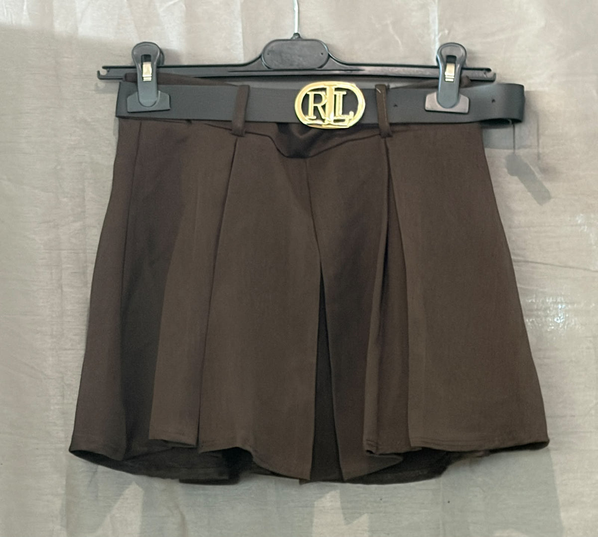 Jupe-short plissé ceinturé boucle dorée