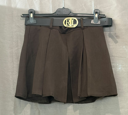 Jupe-short plissé ceinturé boucle dorée