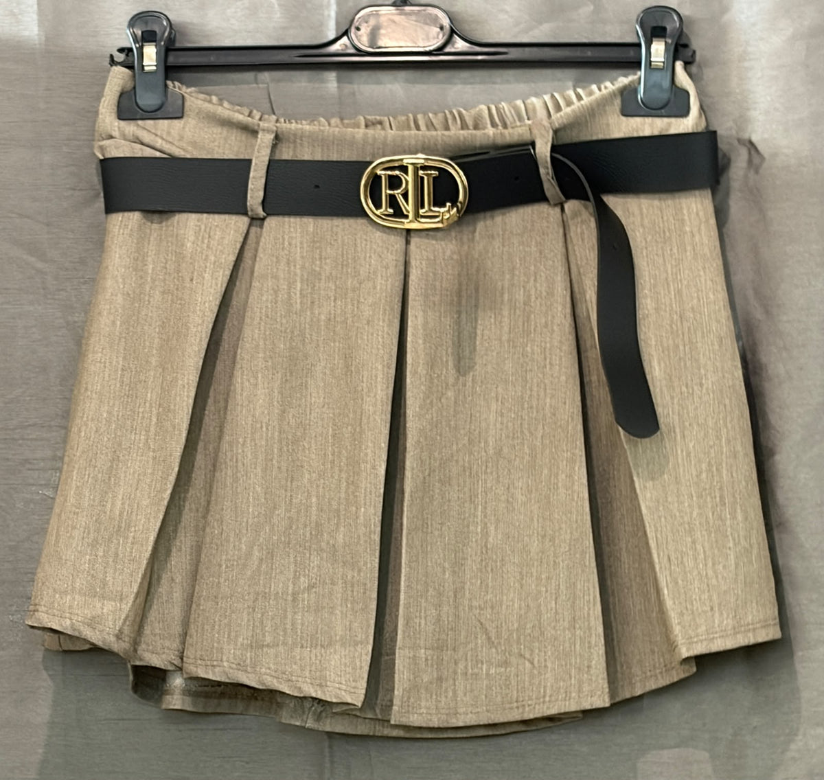 Jupe-short plissé ceinturé boucle dorée