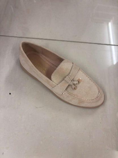 Mocassin plat en suédine, nœud et bijou doré