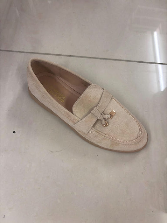 Mocassin plat en suédine, nœud et bijou doré