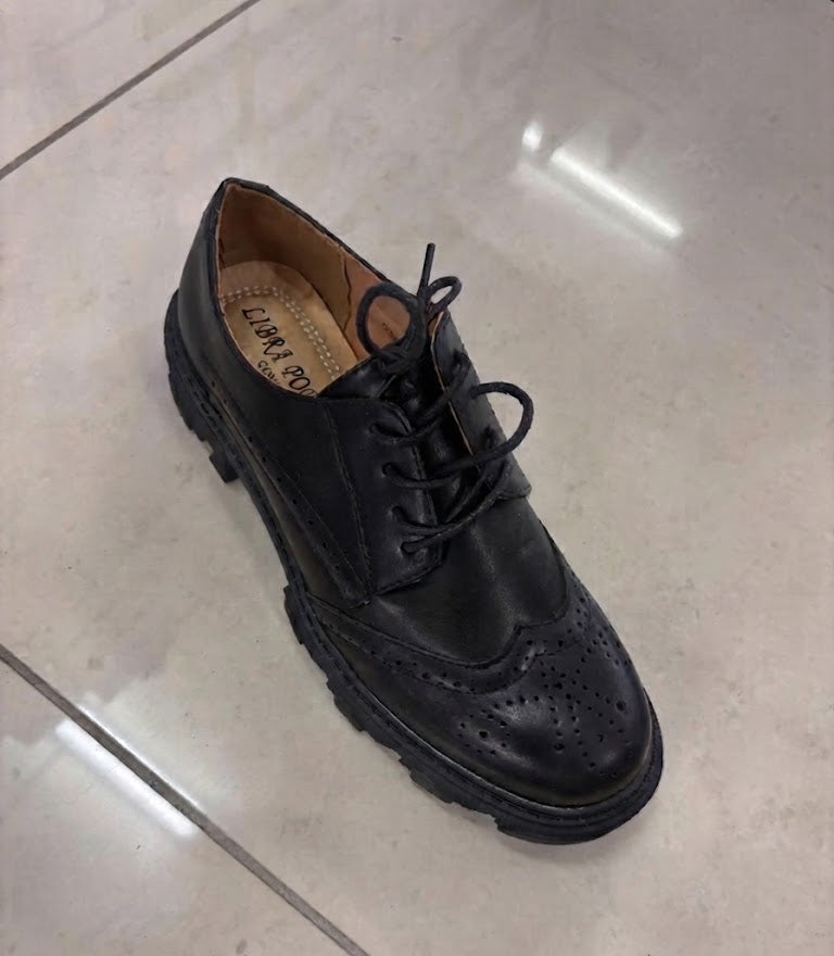 Derby noir à lacets, détail brogue et semelle crantée