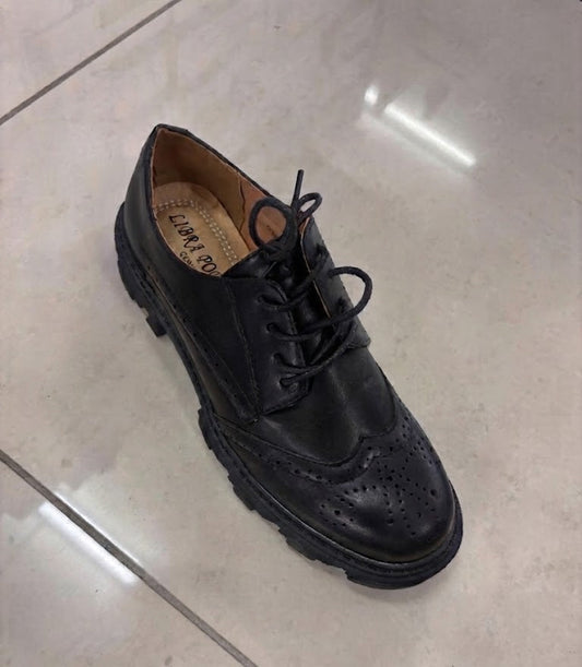 Derby noir à lacets, détail brogue et semelle crantée