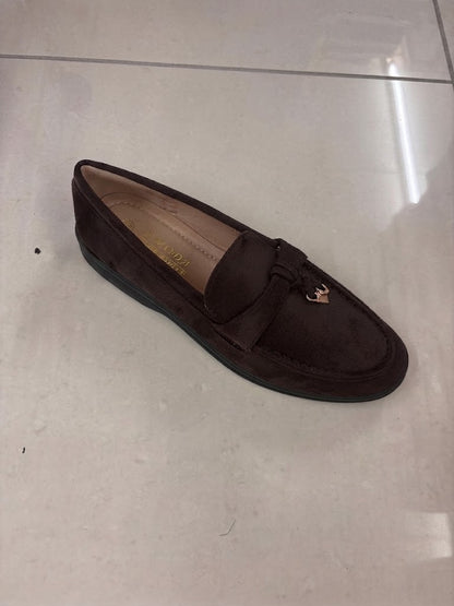 Mocassin plat en suédine, nœud et bijou doré