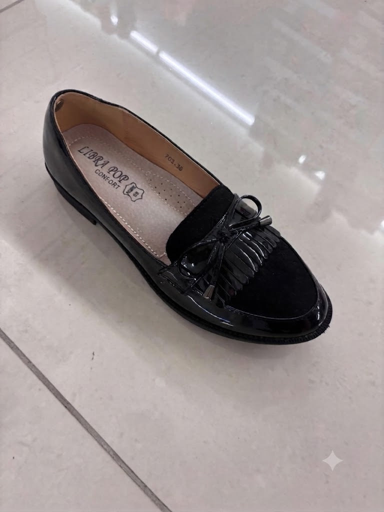 Mocassin verni noir à franges et nœud en suédine
