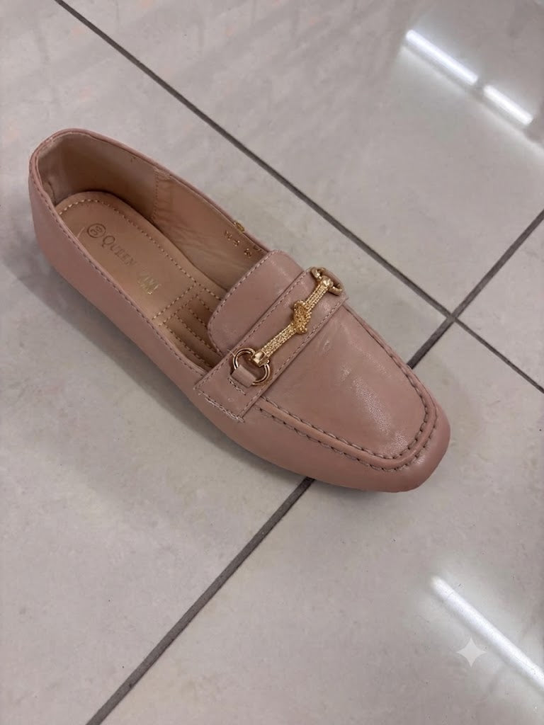 Mocassin beige plat à mors doré, bout carré