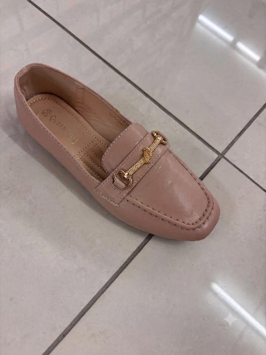 Mocassin beige plat à mors doré, bout carré