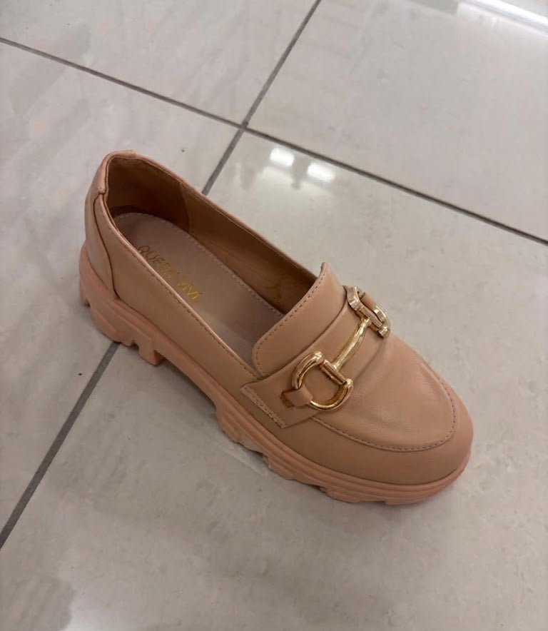 Mocassin beige rosé à mors doré, semelle crantée