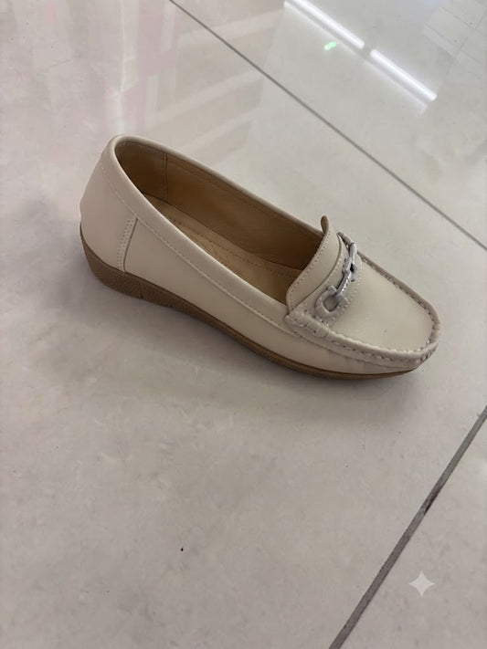 Mocassin plat, bijou façon boucle
