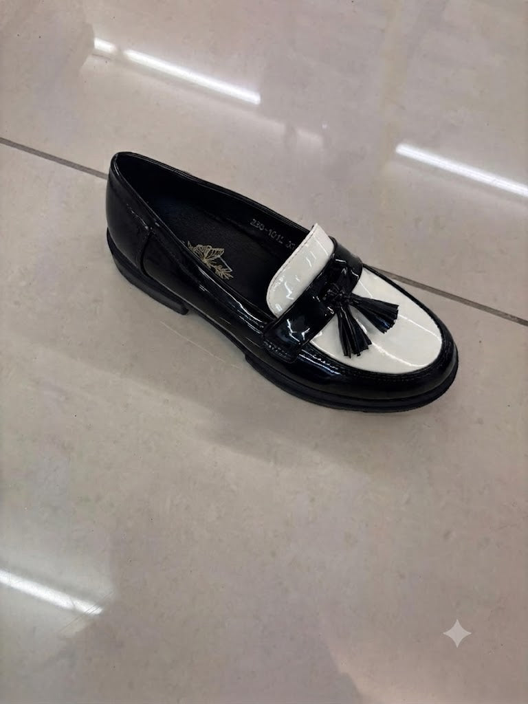 Mocassin plat noir et blanc bicolore verni, pampilles franges