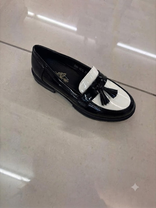 Mocassin plat noir et blanc bicolore verni, pampilles franges