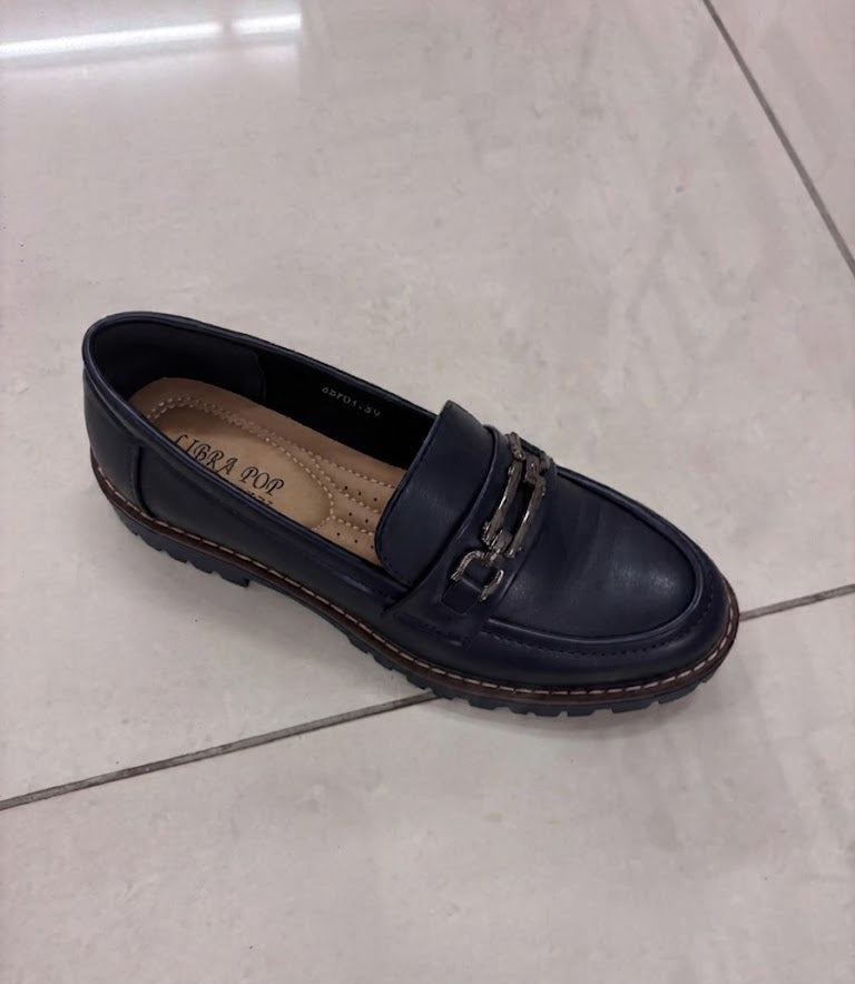 Mocassin verni à double boucle, semelle crantée
